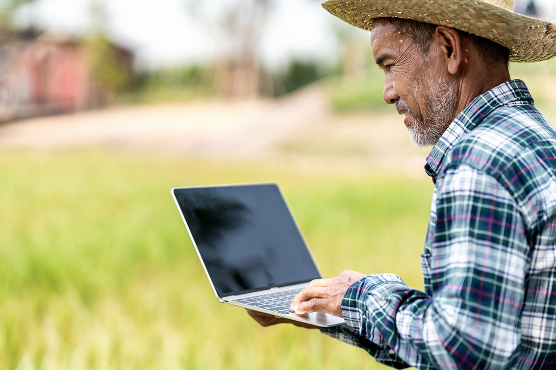 INAtrace_Farmer_mit_Laptop.jpg