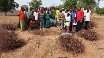  Training zur Produktion von Pflanzenkohle aus Baumwollstängeln in Nord-Kamerun