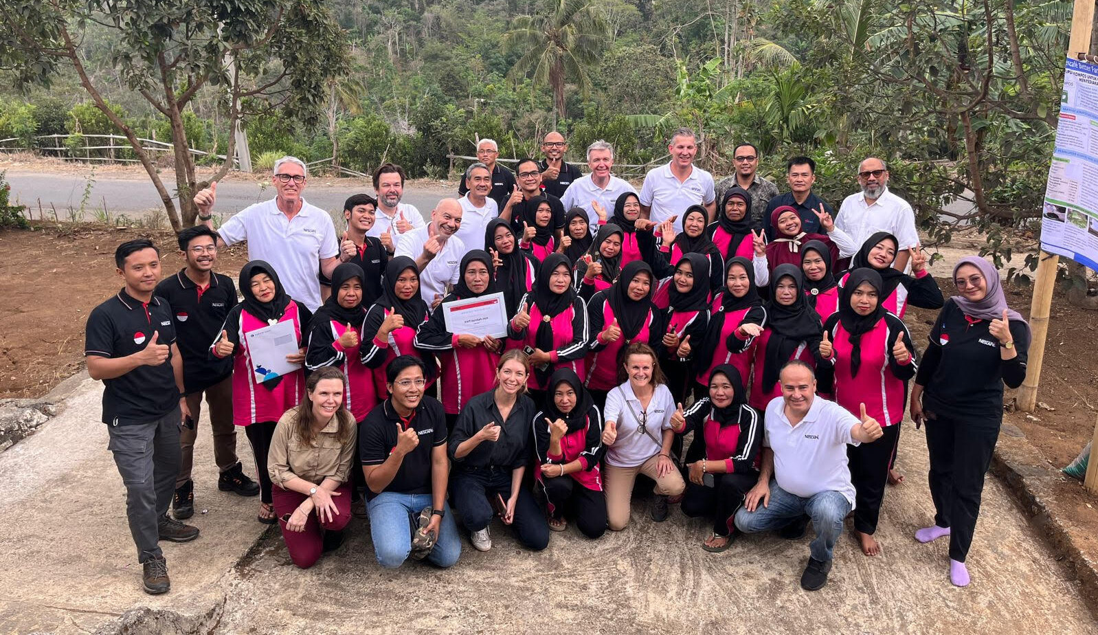ID_Coffee___visit_womens_coop_with_Nestle_delegation.jpg