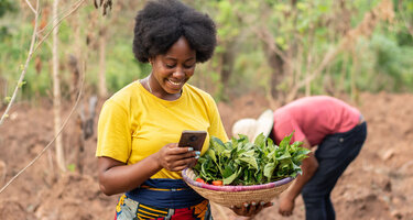 Afrikanische_Baeuerin_mit_Telefon.jpg