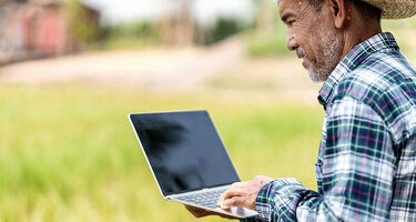 INAtrace_Farmer_mit_Laptop.jpg