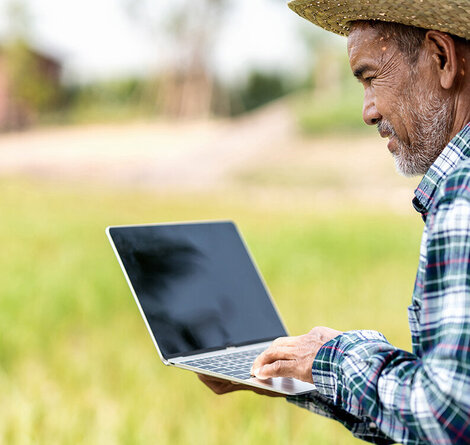 INAtrace_Farmer_mit_Laptop.jpg