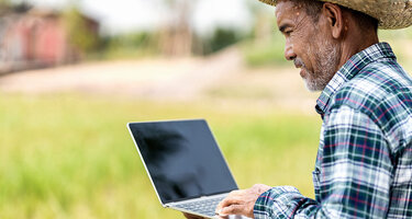 INAtrace_Farmer_mit_Laptop.jpg
